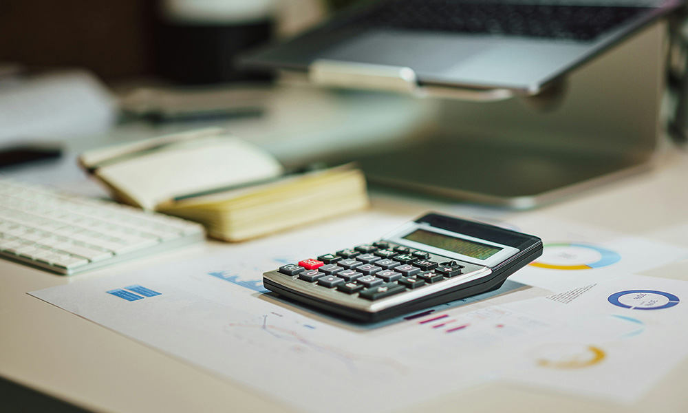 Foto von einem Taschenrechner auf einem Schreibtisch